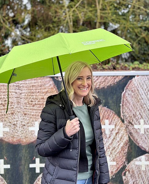 Kollegin Linda mit Schirm von der Firma Corpac