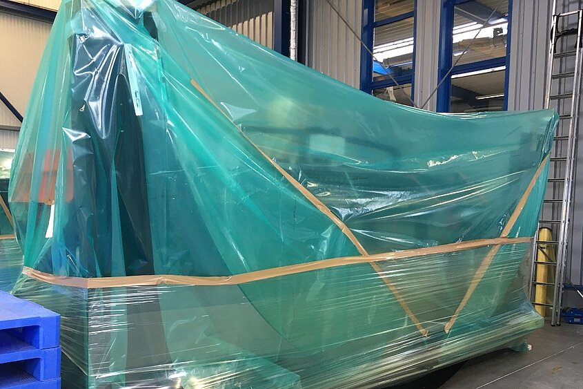 große Maschine mit VCI-Folie von Corpac verpackt