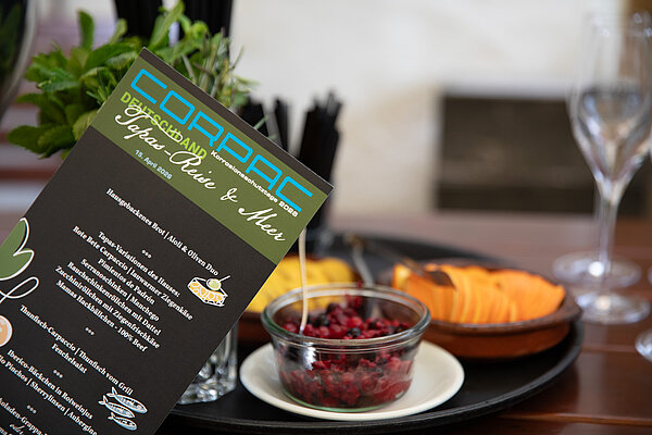 Essen mit einer Speisekarte von Corpac