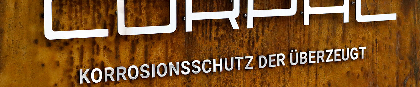 Corpac Logo glänzend hinter verrostetem Schild