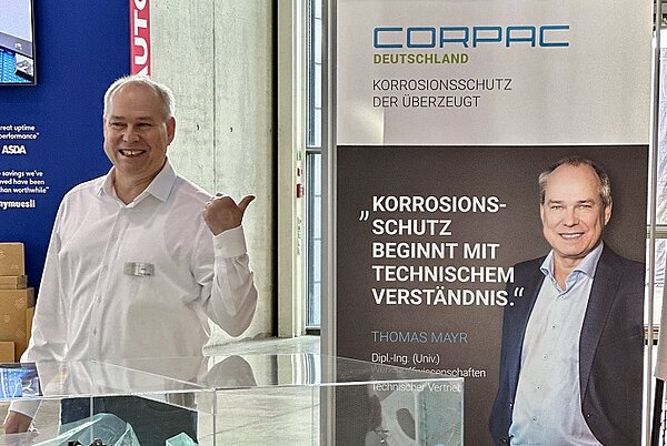 Thomas Mayr von der Firma Corpac auf dem Messestand