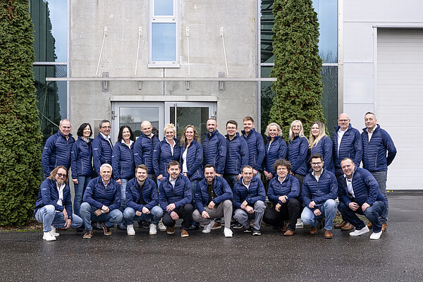 Das Corpac Team vor dem Corpac Hauptsitz in Oberstenfeld