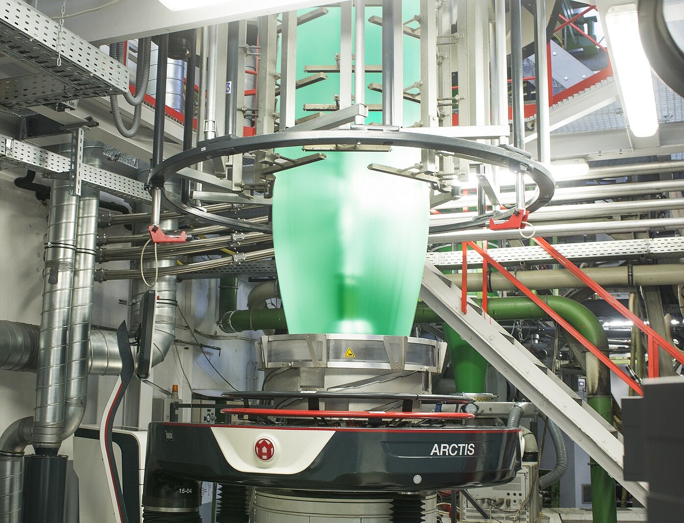 Extruder produziert VCI Folie in grün